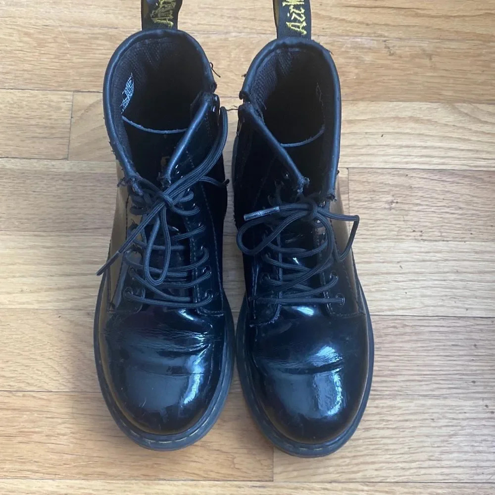 Dr Marten sz kids 3 patent leather boot lace up great pre owned condition